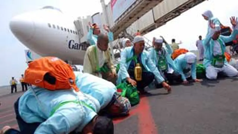 Jemaah haji kloter pertama debarkasi Surabaya melakukan sujud syukur saat tiba di Bandara Internasional Juanda, Surabaya, Senin (22/11).(Antara)
