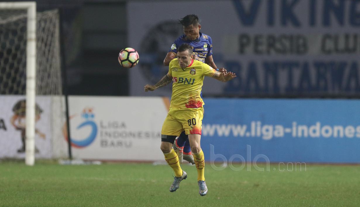 Duel pemain Bhayangkara, Paulo Sergio dan Toni Sucipto pada laga Liga 1 2017 di Stadion Patriot, Bekasi, Minggu (04/06/2017). (Bola.com/Nicklas Hanoatubun)