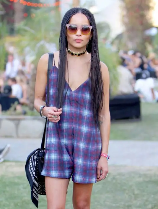 Dalam perpaduan apik antara elemen hippie dan grunge yang kebetulan berhasil, Zoë Kravitz menampilkan penampilan yang langsung terinspirasi dari beranda Tumblr di mana-mana di Coachella pada tahun 2015.