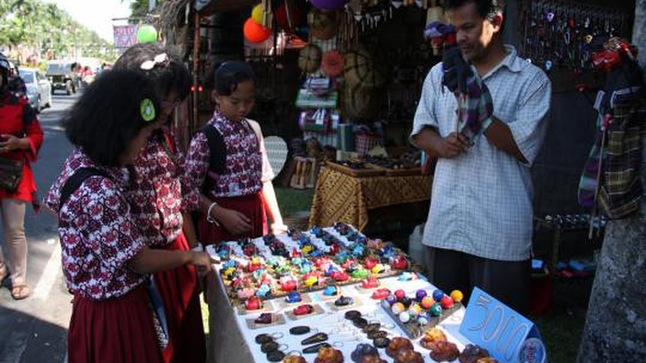 Mencoba mainan tempo doeloe di Festival Malang Kembali 2012