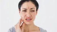 Mengalami rasa ngilu pada gigi yang mungkin tanpa Anda sadari semakin lama rasanya makin tajam.