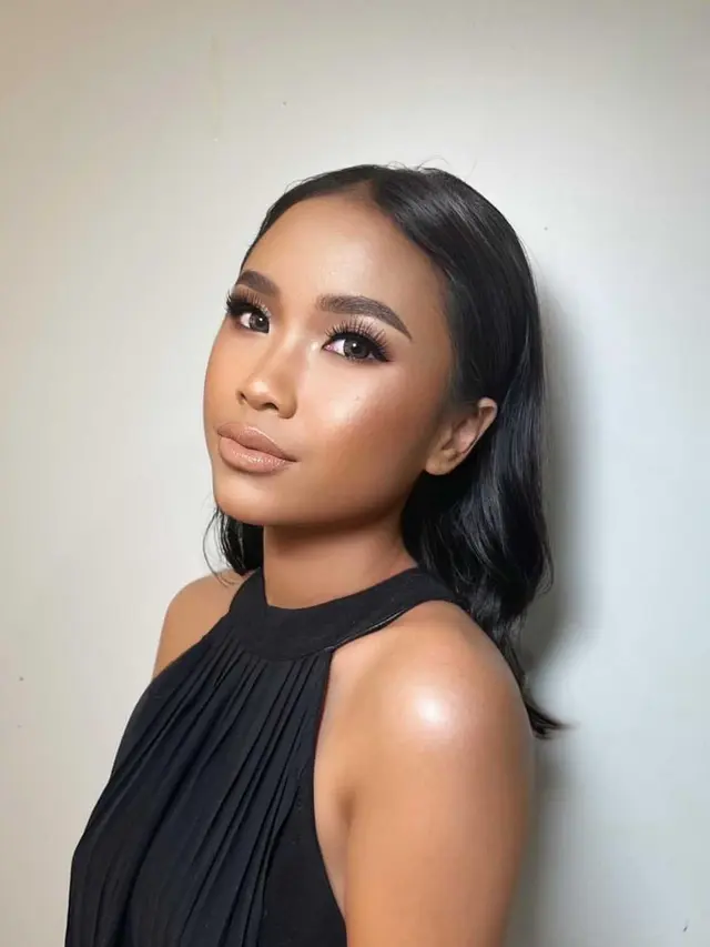 6 Potret Ayya Renita dengan Makeup Tebal, Penampilannya Bikin Pangling