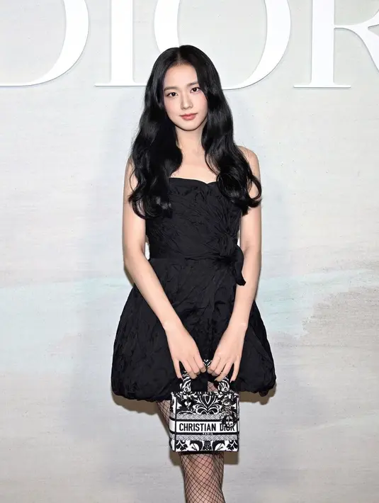 Dior SS23 show ini turut dimeriahkan oleh bintang-bintang seperti Jisoo BLACKPINK, Rosamund Pike, Alexandra Daddario, Maggie Gyllenhaal, hingga Natalie Portman yang duduk di bagian depan. (Dok/DIOR).