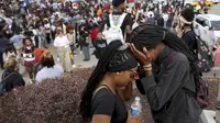 Warga sekolah Central Visual &amp; Performing Arts High School di St. Louis evakuasi di parkiran akibat penembakan sekolah pada Senin, 24 Oktober 2022 (David Carson/St. Louis Post-Dispatch via AP)