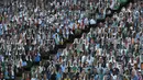 Cardboard pendukung Borussia Moenchegladbach mengisi kursi penonton di stadion Borussia Park, Moenchengladbach, Jerman, Rabu (20/5/2020). Ribuan Cardboard gambar suporter Borussia Moenchegladbach dipasang untuk mendukung timnya saat berlaga di kompetisi Bundesliga. (AFP/Ina Fassbender)