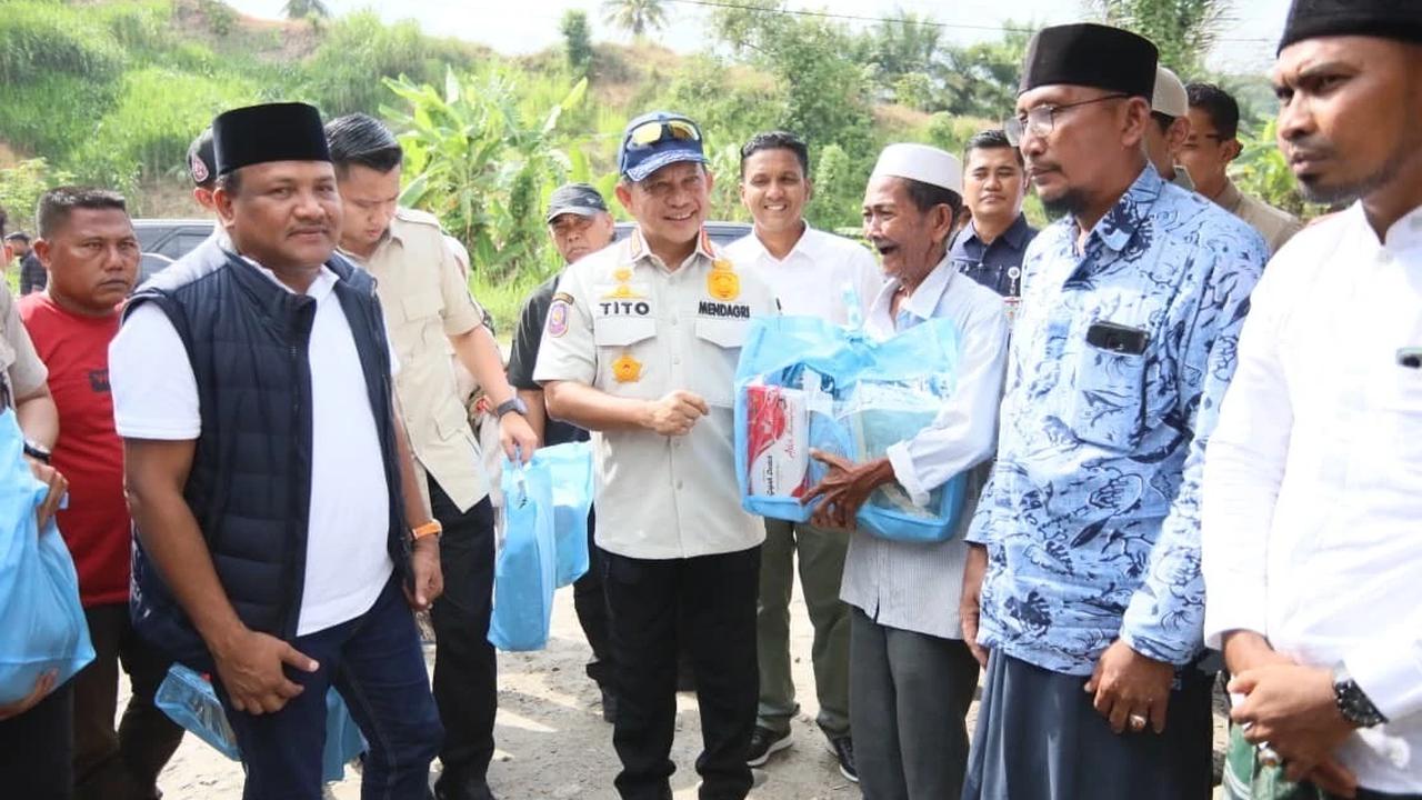 Kasatgas Tito Karnavian saat meninjau dan menyerahkan bantuan kepada masyarakat Kabupaten Bireuen
