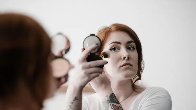 5 Kesalahan Penggunaan Makeup yang Harus Dihindari, Bikin Wajah Terlihat Lebih Tua