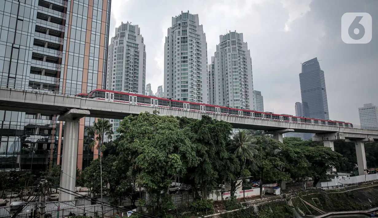 Gerbong kereta Light Rail Transit (LRT) terparkir di jalur Dukuh Atas, Jakarta, Kamis (17/2/2022). Harga tiket LRT Jabodebek mencapai Rp 15 ribu per penumpang untuk rute Dukuh Atas-Cibubur. (Liputan6.com/Faizal Fanani)