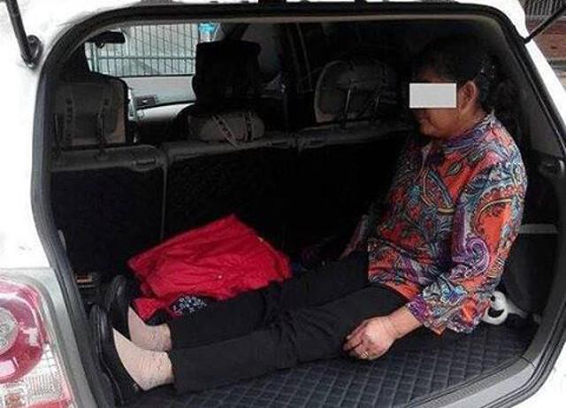 Ibu Liu duduk di bagasi mobil | Photo: Copyright shanghaiist.com