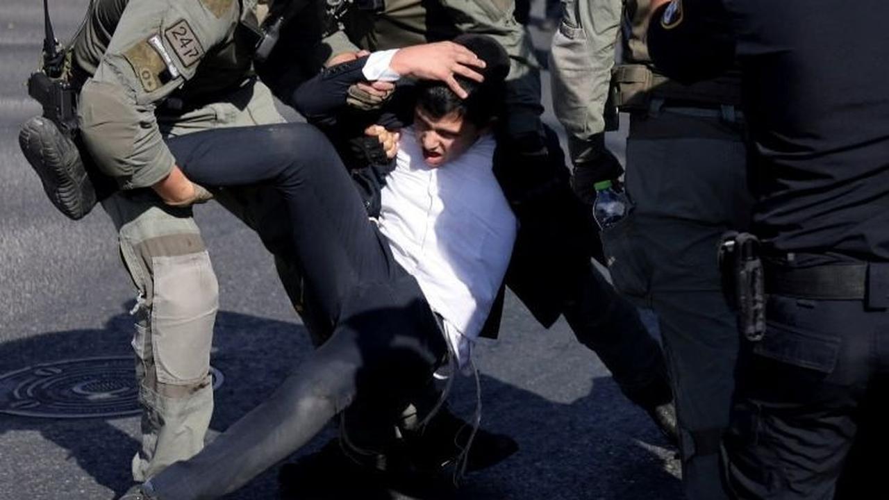 Selain itu, para demonstran Yahudi ultra-Ortodoks juga melakukan aksi memblokir jalan di Yerusalem. Foto: REUTERS / Ronen Zvulun<br>