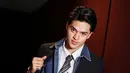 Foto Jeremie Moeremans di malam gala premiere film Petaka Gunung Gede ini diabadikan dengan apik oleh Dicky Photographie. Kenakan jam tangan di sebelah kiri dan gelang di sebelah kanan, mendukung penampilan artis berusia 23 tahun ini jadi makin menarik. Meski tak memakai banyak aksesori, namun Jeremie Moeremans tetap berhasil mencuri perhatian netizen. (Liputan6.com/IG/@jeremiemoeremans)
