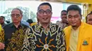 Gubernur Jawa Barat Ridwan Kamil tiba di DPP Golkar, Jakarta,Rabu (18/1/2023). Ketum Partai Golkar Airlangga Hartarto mengatakan pendekatan Golkar dengan Emil sudah berlangsung sejak lebih dari setahun lalu.  (Liputan6.com/Angga Yuniar)