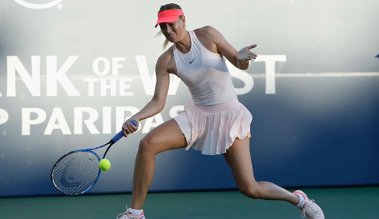Petenis asal Rusia, Maria Sharapova berusaha mengembalikan bola petenis asal AS, Jennifer Brady pada Bank of the West Classic di Stanford, California (31/7). (AFP Photo/Lachlan Cunningham)