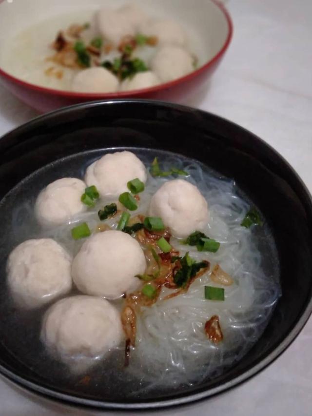 Dua mangkuk bakso kuah dengan mie bihun