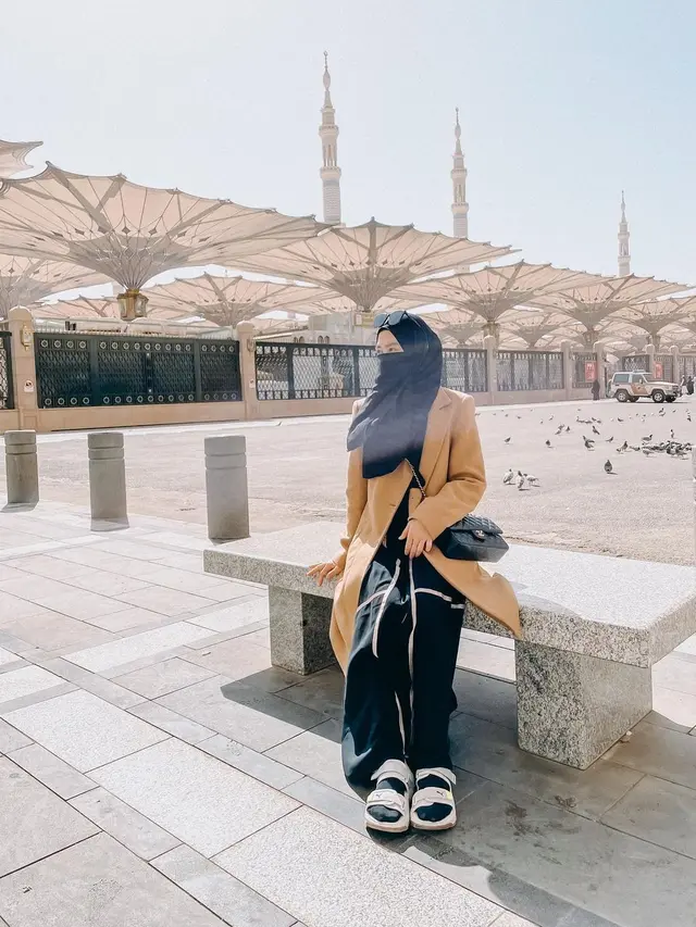 6 Potret Alvin Faiz dan Istri Ibadah Umrah, Penampilan Henny Pakai Cadar Curi Perhatian