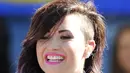 Demi Lovato pun mengejutkan para penggemarnya dengan mencukur hampir setengah rambutnya. (BROADIMAGE/REX/SHUTTERSTOCK)