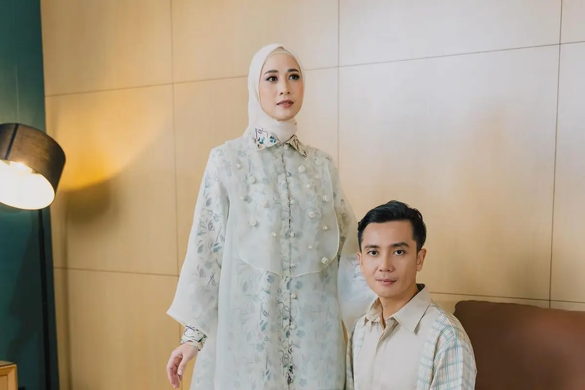 Model Baju Couple ala Fanny Fabriana dan Suami, Cocok untuk Buka Bersama hingga Lebaran
