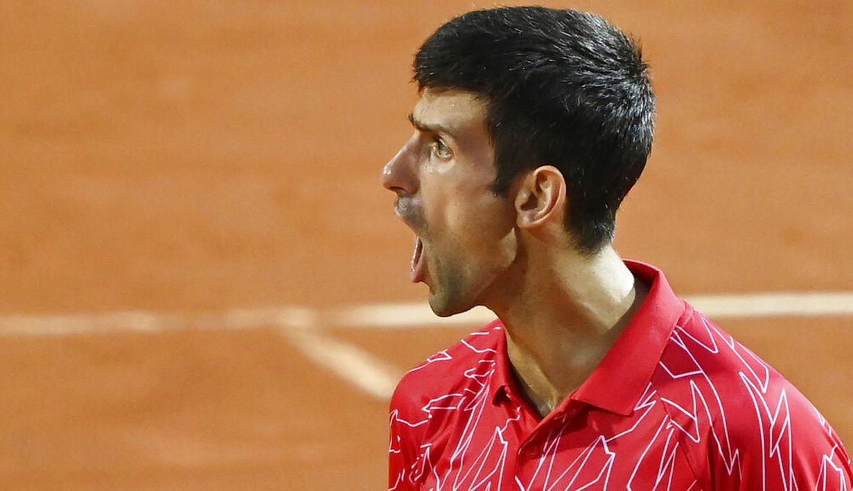 Petenis Serbia, Novak Djokovic, melakukan selebrasi usai menjuarai Italia Terbuka di Roma, Senin (21/9/2020). Djokovic mengalahkan petenis Argentina, Diego Schwartzman, dengan skor 7-5 dan 6-3. (Alfredo Falcone/LaPresse via AP)