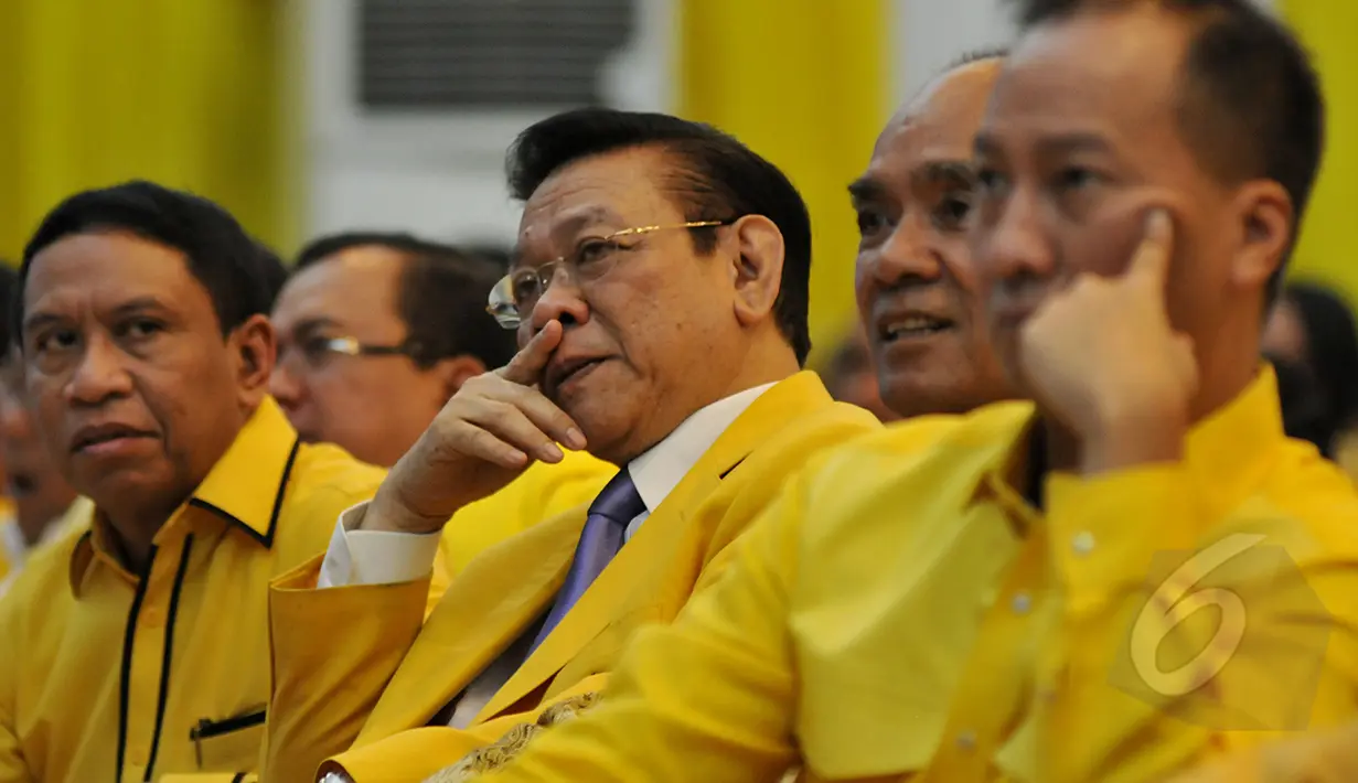 Agung Laksono (tengah) didampingi petinggi partai menghadiri pembukaan Rapimnas I DPP Partai Golkar di kantor DPP Partai Golkar, Jakarta, Rabu (8/4/2015). Rapat membahas konsolidasi partai dari tingkat bawah hingga atas. (Liputan6.com/Johan Tallo)