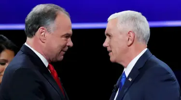 Cawapers Partai Demokrat Senator Tim Kaine (kiri) berjabat tangan dengan cawapres Partai Republik, Gubernur Indiana Mike Pence sebelum dimulainya debat perdana cawapres AS di Longwood University di Virginia, Selasa (4/10). (REUTERS/Kevin Lamarque)