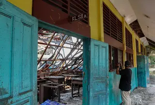 Warga melihat ruangan kelas yang roboh di SDN Kebayoran Lama Selatan 09 Pagi, Kebayoran Lama, Jakarta Selatan, Selasa (21/07/2026). (KLY/ Arie Basuki)