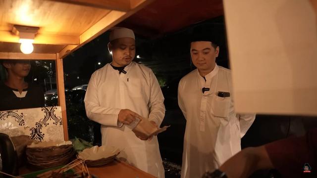 7 Potret Chef Arnold Pakai Baju Gamis dan Peci, Berburu Sahur Bareng Muslim