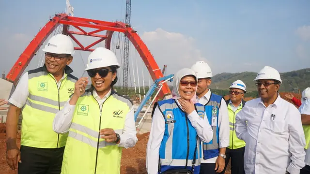Menteri Rini meninjau dua ruas tol Trans Jawa yang pengerjaannya akan rampung akhir 2018. (Foto: Kementerian BUMN)