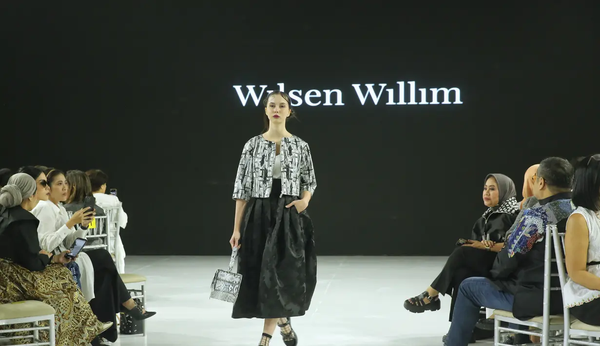 Gaya para perempuan tersebutlah yang kemudian dituangkan oleh Wilsen Willim ke dalam 30 tampilan busana siap pakai. [Foto: Document/FIMELA]