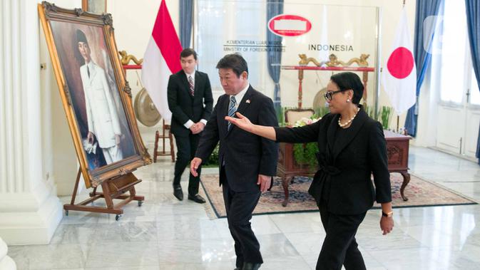 Menteri Luar Negeri, Retno Marsudi (kanan) menyambut kedatangan Menteri Luar Negeri Jepang Motegi Toshimitsu di Gedung Kemlu, Jakarta, Jumat (10/1/2020). Kunjungan tersebut membahas kerjasama di bidang investasi termasuk pengembangan pulau terluar seperti Natuna. (Liputan6.com/Faizal Fanani)