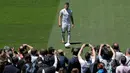 Pemain baru Real Madrid, Luka Jovic berpose di lapangan Santiago Bernabeu, Madrid, Spanyol (12/6/2019). Jovic yang berusia 21 tahun mencetak 17 gol dalam 32 pertandingan bersama Eintracht Frankfurt di Bundesliga. (AP Photo/Manu Fernandez)