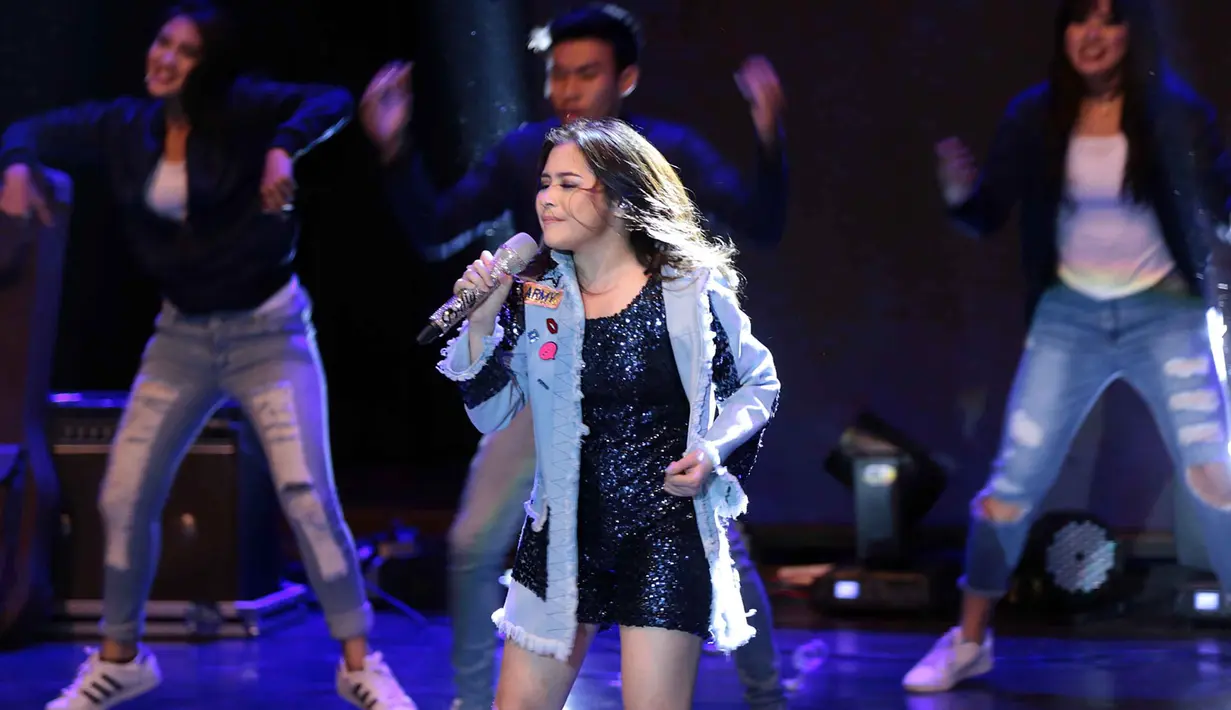 Mini konser Prilly Latuconsina yang digelar pada Minggu (18/12) di Balai Kartini, Jakarta, berlangsung sangat meriah, lantaran lebih dari 500 fansnya (Prillvers) memadati area konser. (Deki Prayoga/Bintang.com)