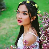 Selain berpakaian seksi, Marion Jola juga melengkapi penampilannya dengan riasan wajah yang tebal. Kali iniia memakai baju putih, dan berpose dengan ekspresi wajah yang tegas.  (Instagram/marion_jola)