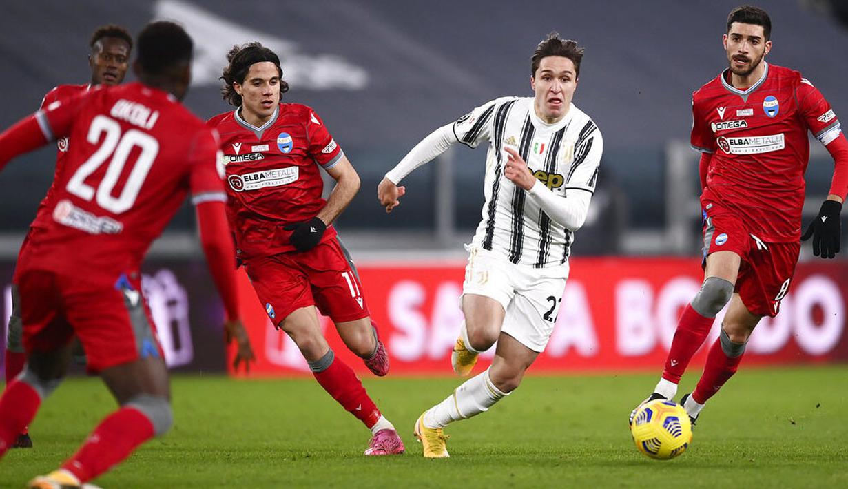 Pemain Juventus, Federico Chiesa, berusaha melewati pemain SPAL pada laga Coppa Italia di Stadion Allianz, Rabu (27/1/2021). Juventus menang dengan skor 4-0. (Fabio Ferrari/LaPresse via AP)