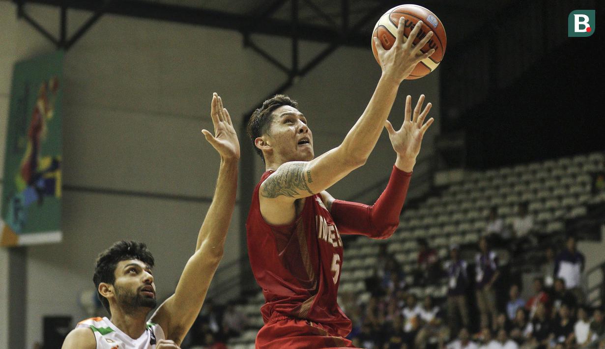 Pebasket Indonesia, Daniel Wenas, melakukan lay up saat melawan India pada final Invitation Tournament Asian Games 2018 di GBK Hall Basket, Jakarta. Indonesia menang 78-68 atas India. (Bola.com/Peksi Cahyo)
