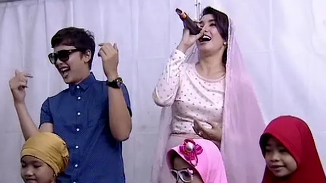 Ussy Sulistyawati  membawakan lagu Pesan Rasul dalam acara inBox SCTV (13/07/2014). 
