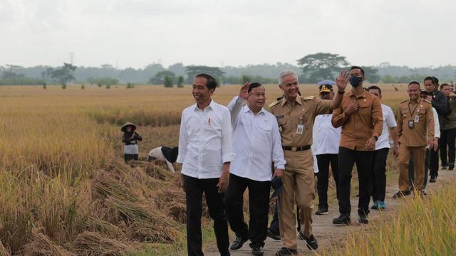 Menteri Pertahanan Prabowo Subianto dan Gubernur Jawa Tengah Ganjar Pranowo "debut" tampil bersama, saat mendampingi Presiden Joko Widodo (Jokowi) dalam agenda panen raya di Desa Lejer, Kecamatan Ambal, Kebumen, Kamis (9/3) (Istimewa)