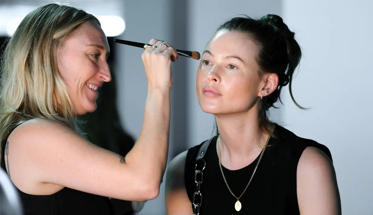 Model Victoria's Secret, Behati Prinsloo dirias sebelum tampil pada fashion show di New York, 3 Juni 2018. Wanita 30 tahun tersebut menjadi salah satu model di fashion show Alexander Wang. (AFP PHOTO/ANGELA WEISS)