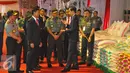 Presiden Jokowi berbincang dengan Panglima TNI Gatot Numantyo, Kapolri Tito Karnavian dan Menkopolhukam Wiranto saat melihat pameran Alpalhan dan SP3D di Mabes TNI, Jakarta, Senin (16/1). (Liputan6.com/Angga Yuniar)