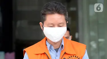 Legal Manager PT Duta Palma Group, Suheri Terta usai menjalani pemeriksaan penyidik di Gedung KPK, Jakarta, Kamis (23/4/2020). Suheri diperiksa untuk pengembangan dalam kasus suap pengajuan revisi alih fungsi hutan menjadi lahan sawit milik PT Duta Palma di Riau pada 2014. (merdeka.com/Dwi Narwoko)