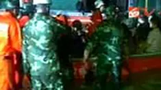 Tiga bendungan raksasa di Cina jebol karena tak mampu lagi menahan kuatnya banjir yang dipicu guyuran hujan deras di Selatan Cina. Evakuasi terhadap para korban banjir terus dilakukan di berbagai provinsi. 