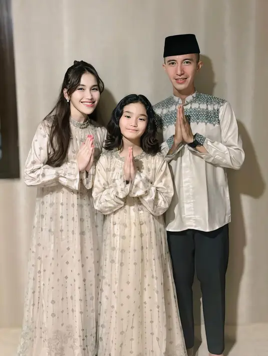 Ayu Ting Ting rayakan Lebaran bersama Muhammad Fardhana. [Foto: Instgram/ayutingting92]