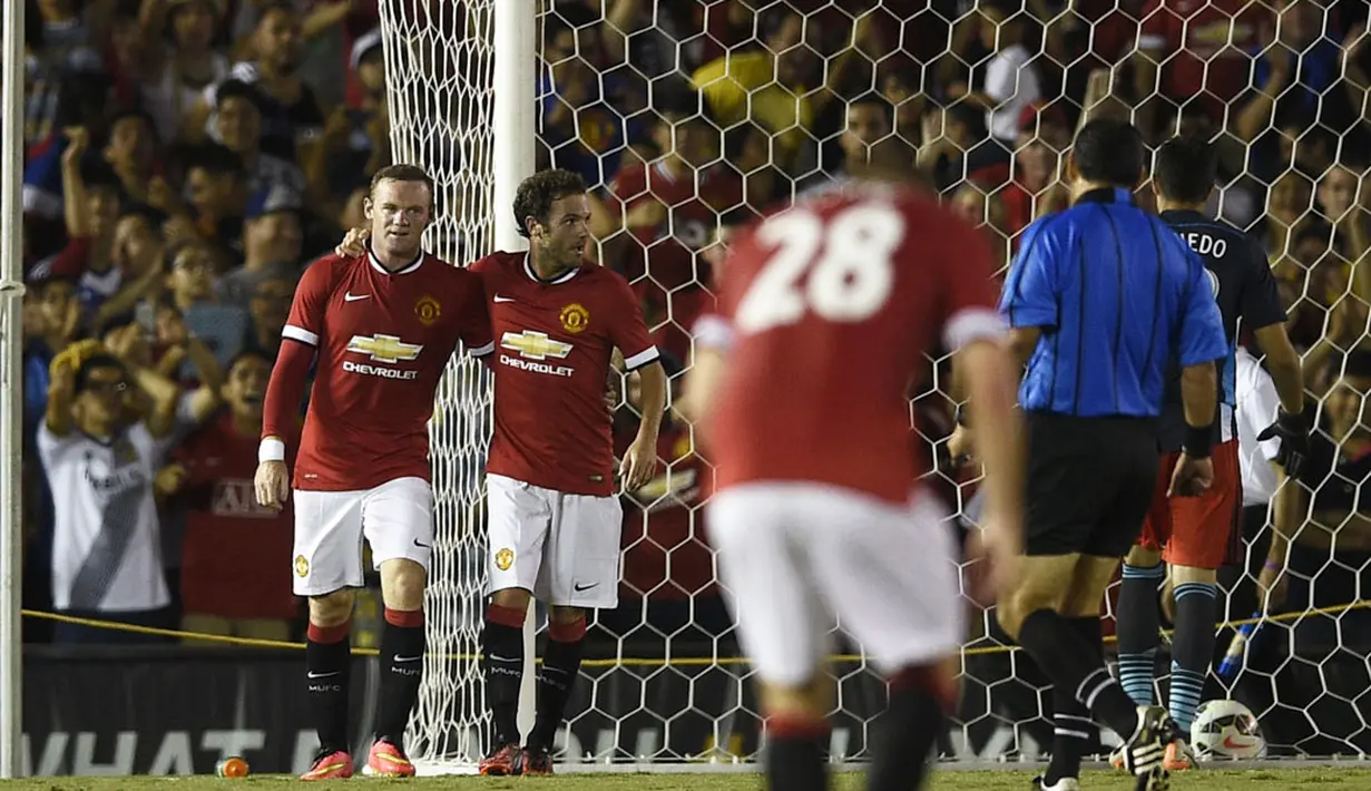 Pemain depan Manchester United, Wayne Rooney (kiri), merayakan golnya bersama Juan Mata (tengah), saat berlaga melawan LA Galaxy di Rose Bowl, Kalifornia, (23/7/2014). (REUTERS/Kelvin Kuo-USA TODAY Sports)