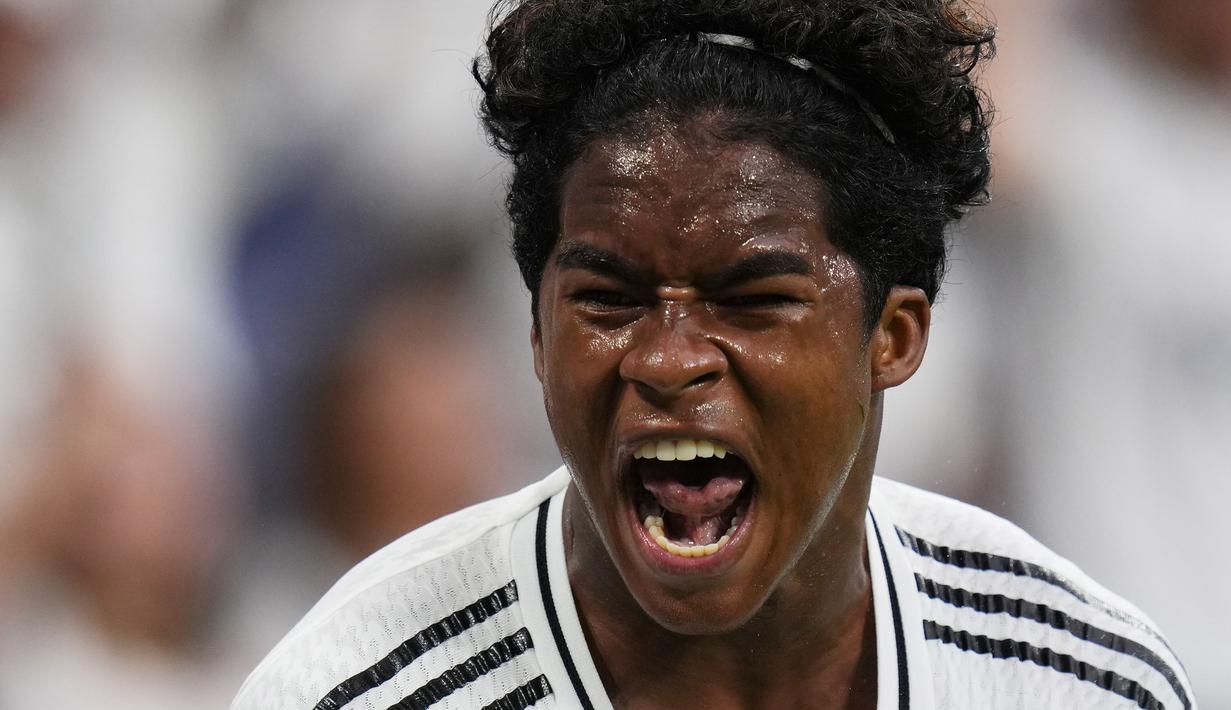 Pemain Real Madrid, Endrick merayakan gol ke gawang Valladolid pada laga lanjutan Liga Spanyol 2024/2025 di Santiago Bernabeu, Madrid, Spanyol, Senin (26/08/2024) WIB. (AP Photo/Manu Fernandez)