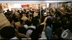 Ribuan pencari kerja berdesakan untuk menaruh surat lamaran kerja di salah satu stand, Tangerang, Jumat (22/8/2014) (Liputan6.com/Faisal R Syam) 