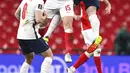 Pemain Inggris Harry Maguire (atas) memperebutkan bola udara dengan pemain Polandia Kamil Glik pada pertandingan Grup I kualifikasi Piala Dunia 2022 di Stadion Wembley, London, Inggris, Rabu (31/3/2021). Inggris menang dengan skor 2-1. (Andy Rain/Pool via AP)