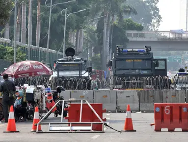 Pembatas beton dan kawat berduri menutup akses menuju Gedung DPR RI di Jalan Gatot Subroto, Jakarta, Kamis (26/9/2019). Pasca demonstrasi mahasiswa dan pelajar selama dua hari, Polisi menutup akses jalan mulai dari simpang Gerbang Pemuda. (merdeka.com/Iqbal S Nugoroho)