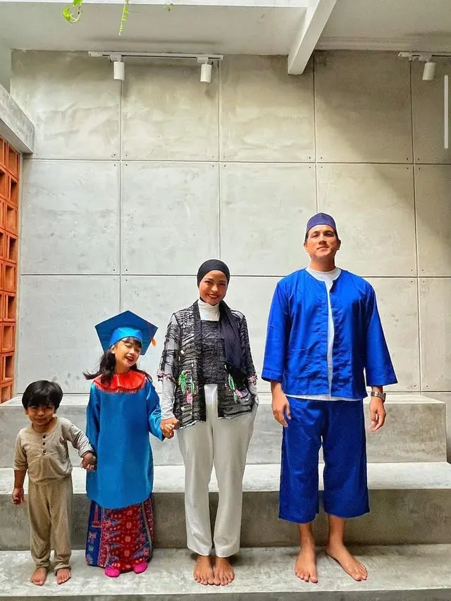 10 Gaya Artis Dampingi Anak Wisuda yang Bisa Jadi Inspirasi, Dewi Perssik Tampil bak Lady Boss dengan Setelan Jas