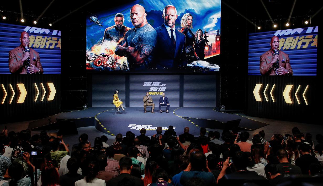 Dwayne Johnson dan Jason Statham berbicara di atas panggung saat konferensi pers premiere film 'Fast & Furious: Hobbs & Shaw' di Beijing, China, Senin (5/8/2019). Hobbs and Shaw menempatkan dua aktor laga papan atas, Jason Statham dan Dwayne Johnson sebagai pemeran utama. (AP Photo/Andy Wong)