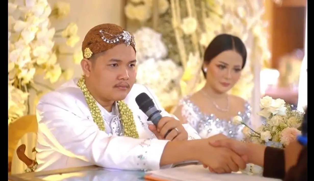 Kabar bahagia datang dari Arif Novianto atau lebih dikenal dengan Nopek Novian. Komika kelahiran Madiun 27 tahun silam itu resmi melepas masa lajangnya. Nopek menikah dengan Yulia Lorenza. Berikut beberapa potret pernikahannya. [Instagram/nopeknovian]