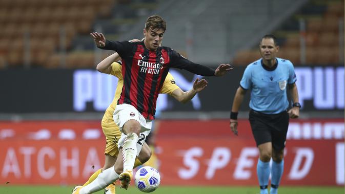 Penyerang AC Milan, Daniel Maldini mengontrol bola saat bertanding melawan Bodoe/Glimt pada pertandingan Liga Europa di Stadion San Siro di Milan, Italia, Kamis (24/9/2020). AC Milan menang tipis atas Bodoe/Glimt 3-2. (Spada/LaPresse via AP)